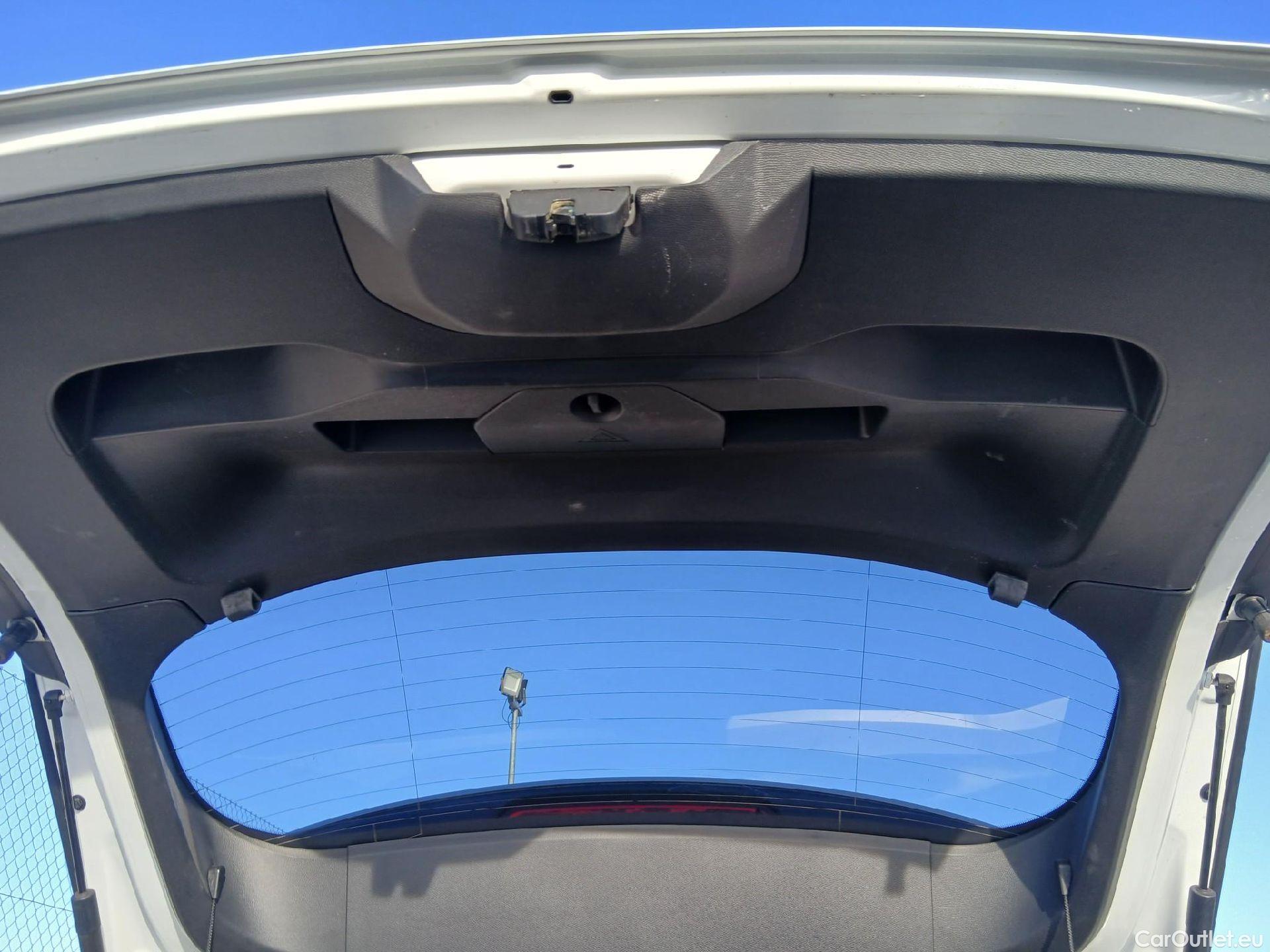  Peugeot  2008 PEUGEOT  / 2019 / 5P / todoterreno Allure Puretech 100 S&S BVM6 (CX) #17