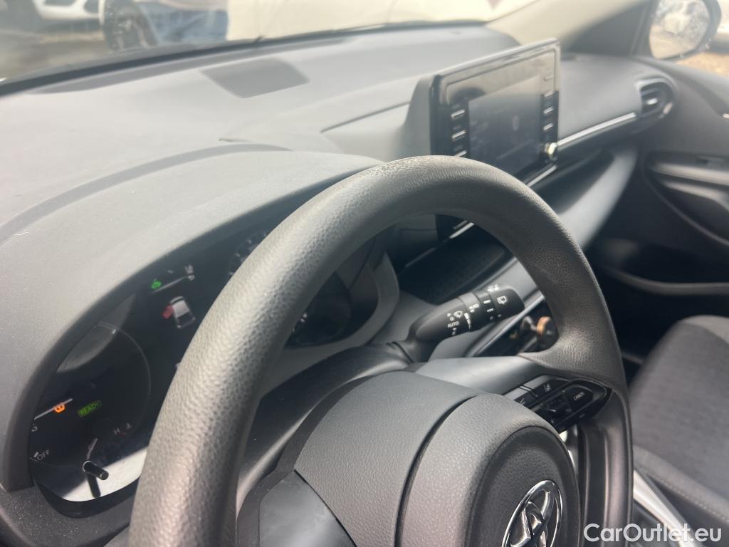  Toyota  Yaris TOYOTA  / 2020 / 5P / berlina con portón 1.5 120H Business Plus #21