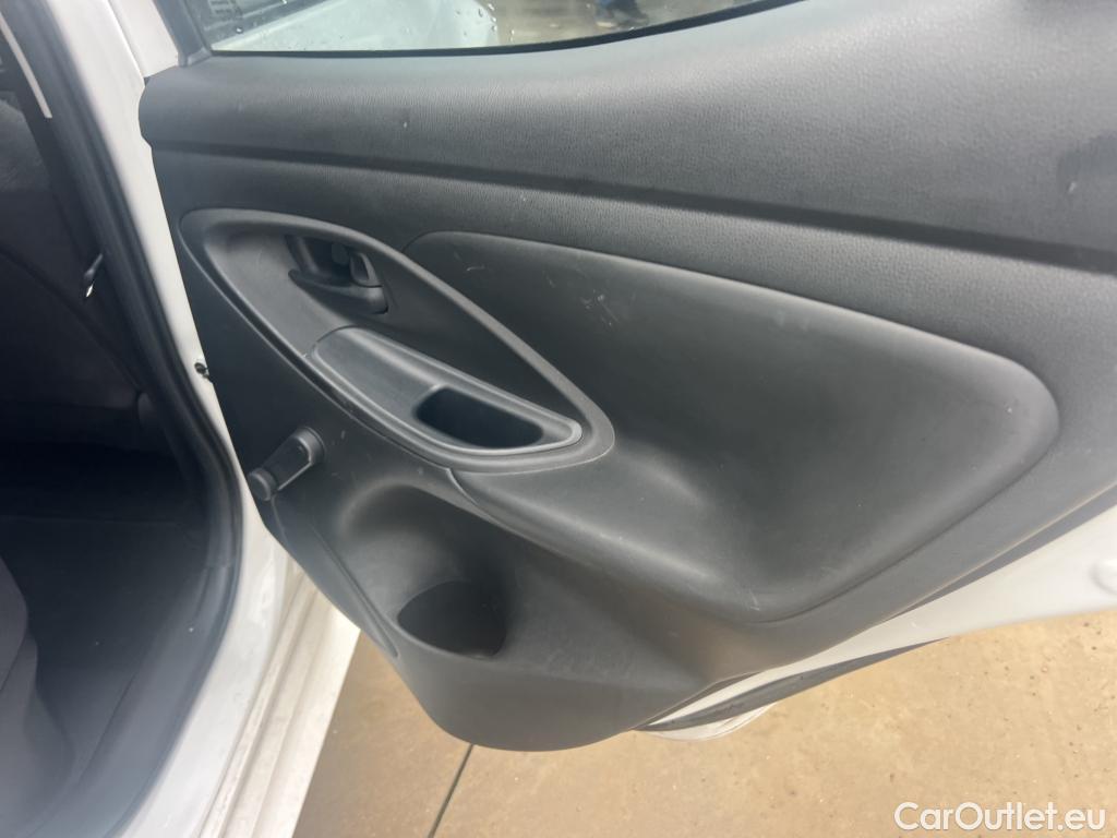  Toyota  Yaris TOYOTA  / 2020 / 5P / berlina con portón 1.5 120H Business Plus #14