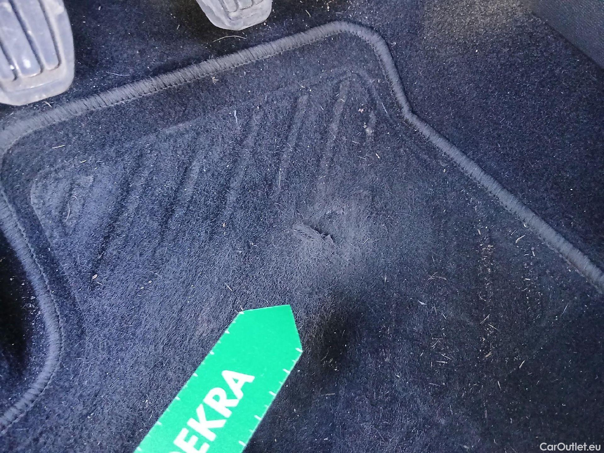  Peugeot  2008 PEUGEOT  / 2019 / 5P / todoterreno Allure Puretech 100 S&S BVM6 (CX) #32