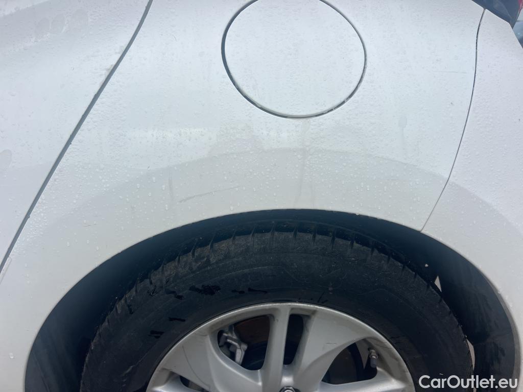  Toyota  Yaris TOYOTA  / 2020 / 5P / berlina con portón 1.5 120H Business Plus #18