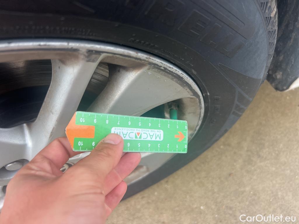  Toyota  Yaris TOYOTA  / 2020 / 5P / berlina con portón 1.5 120H Business Plus #5