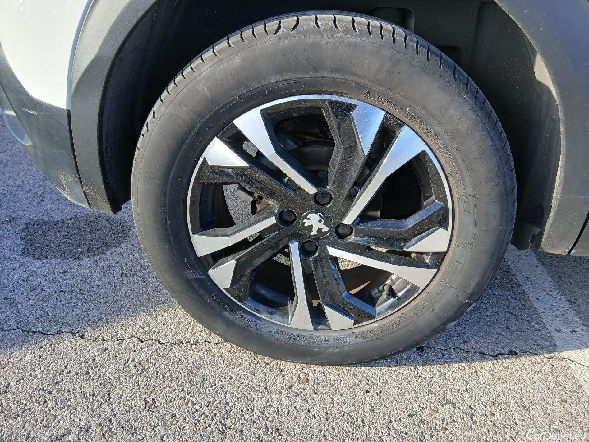  Peugeot  2008 PEUGEOT  / 2019 / 5P / todoterreno Allure Puretech 100 S&S BVM6 (CX) #20