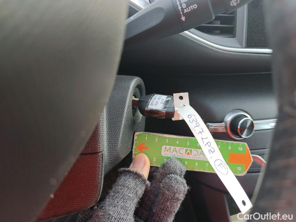  Peugeot  308 PEUGEOT  / 2017 / 5P / berlina con portón 5p Active Pack BlueHDi 130 S&S #1