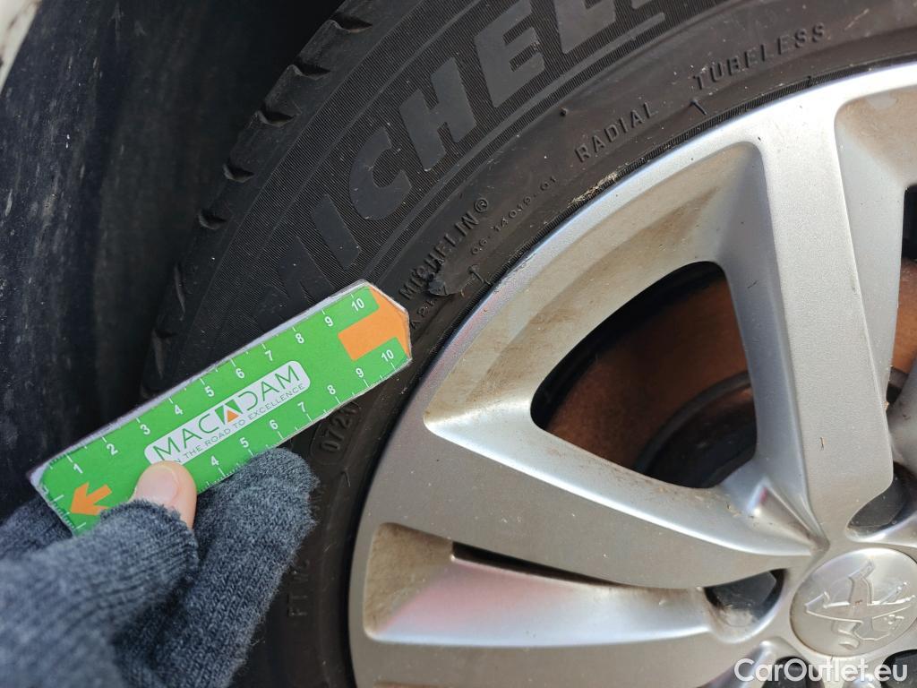  Peugeot  308 PEUGEOT  / 2017 / 5P / berlina con portón 5p Active Pack BlueHDi 130 S&S #17