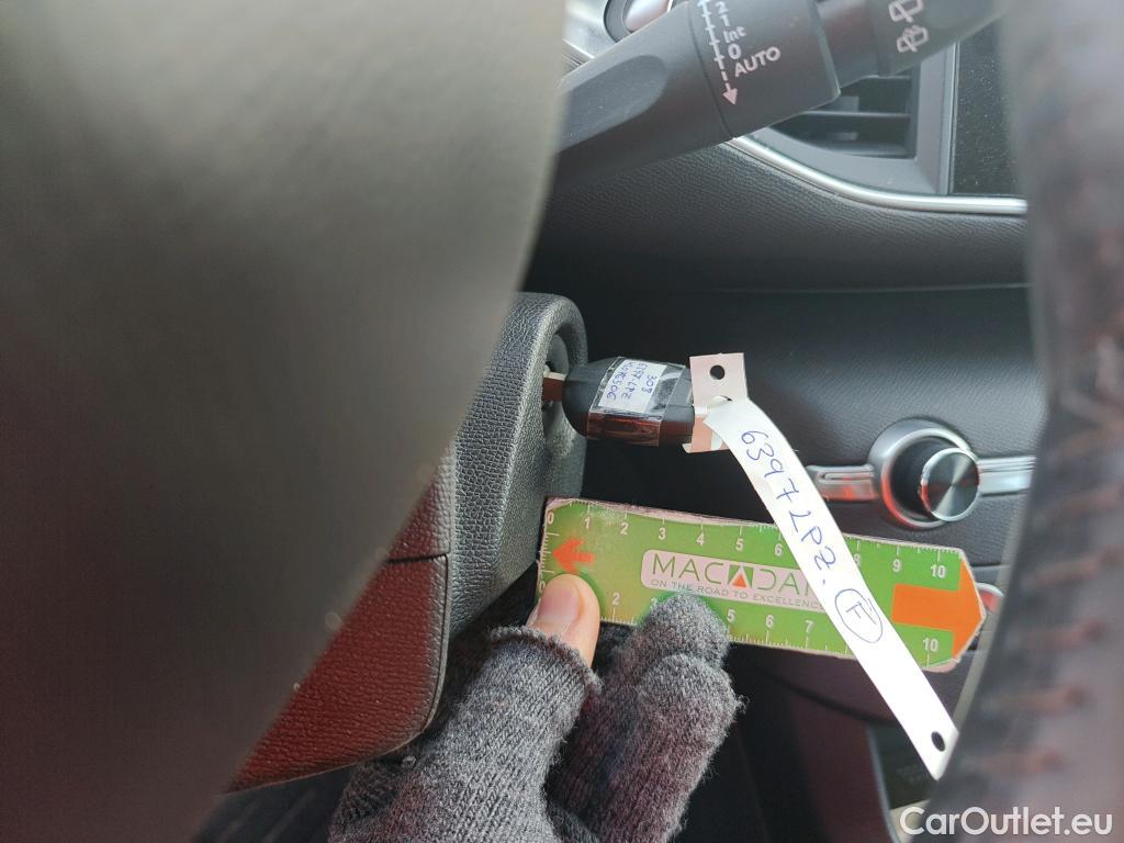  Peugeot  308 PEUGEOT  / 2017 / 5P / berlina con portón 5p Active Pack BlueHDi 130 S&S #2