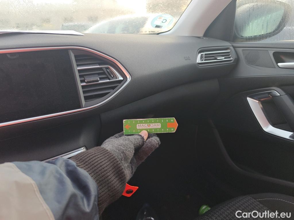  Peugeot  308 PEUGEOT  / 2017 / 5P / berlina con portón 5p Active Pack BlueHDi 130 S&S #15