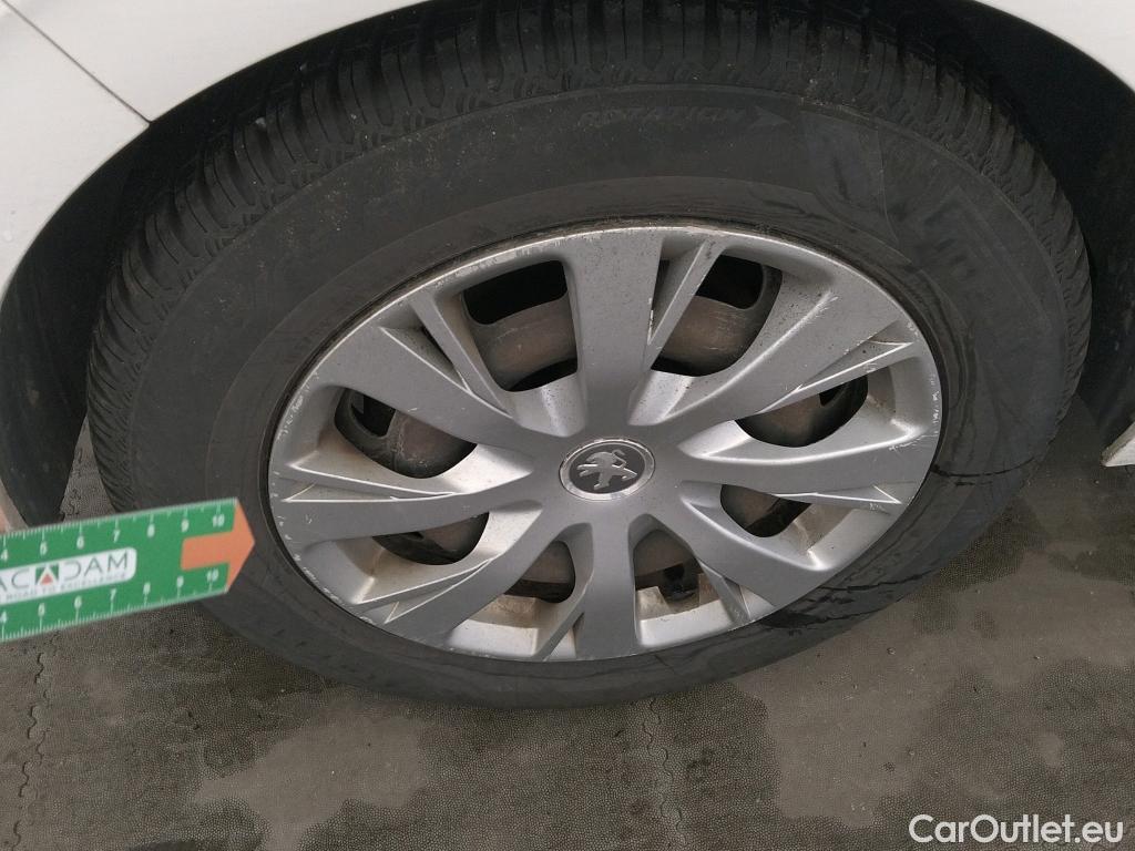  Peugeot  208 PEUGEOT  / 2015 / 5P / berlina con portón 5P ACTIVE BlueHDi 73kW (100CV) #28