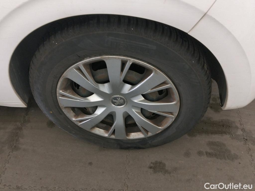  Peugeot  208 PEUGEOT  / 2015 / 5P / berlina con portón 5P ACTIVE BlueHDi 73kW (100CV) #25