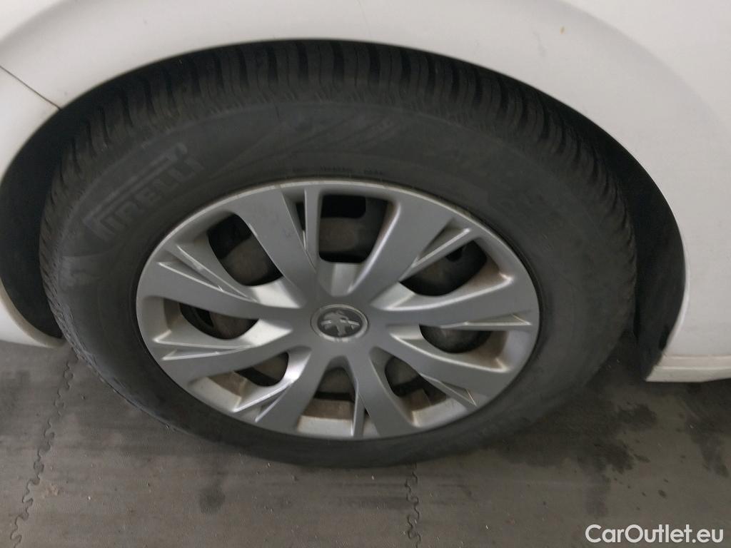  Peugeot  208 PEUGEOT  / 2015 / 5P / berlina con portón 5P ACTIVE BlueHDi 73kW (100CV) #31