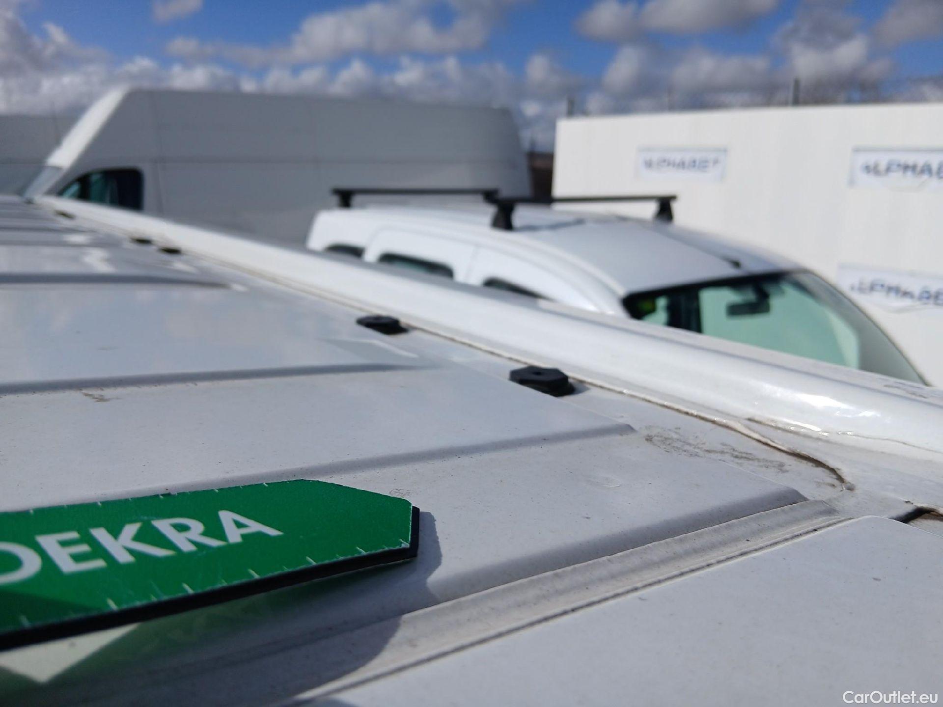  Renault  Trafic RENAULT  / 2021 / 4P / furgón Furgón L1H1 Blue dCi 96 Kw (130 CV) (AC2) #42