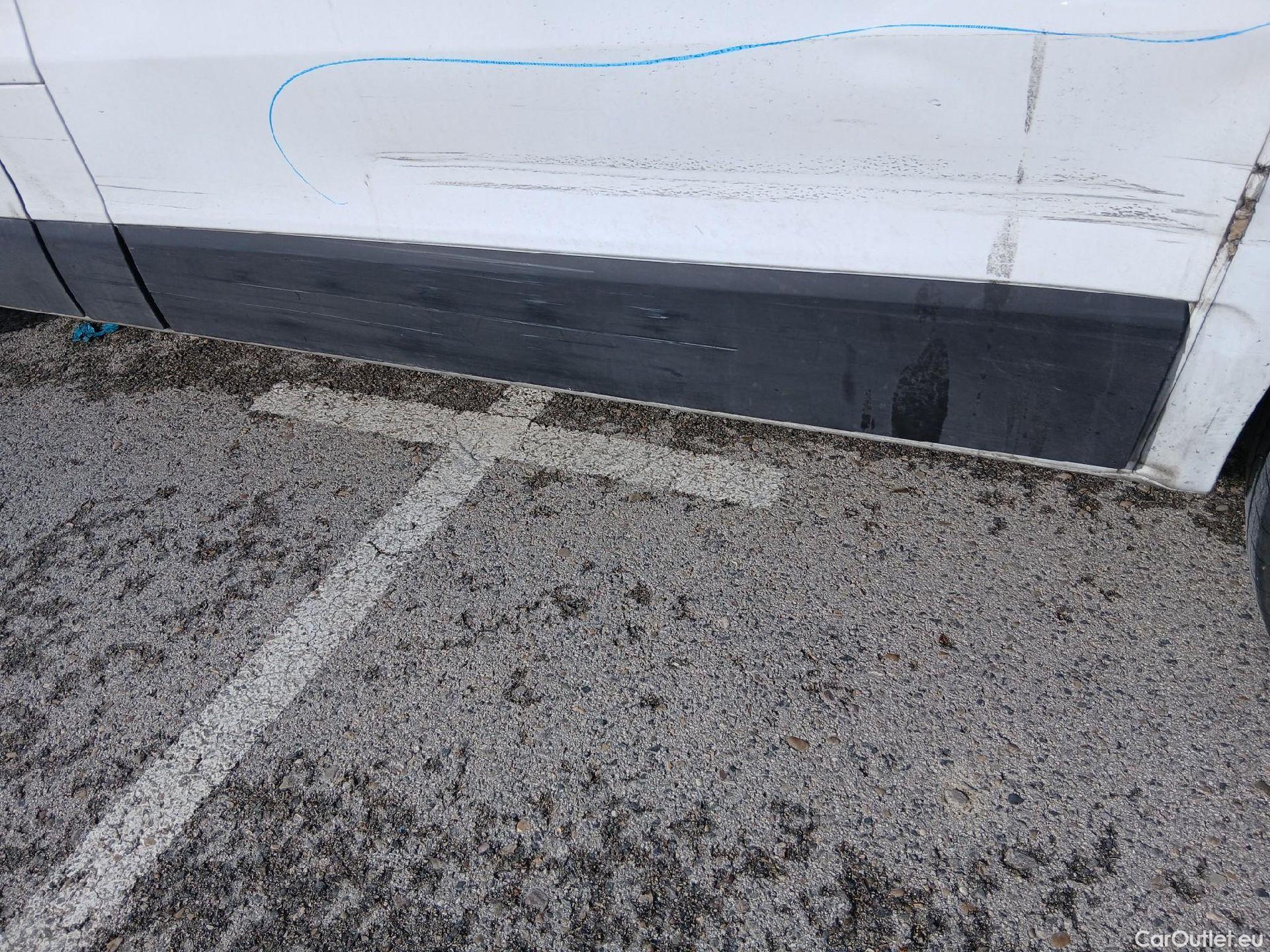  Renault  Trafic RENAULT  / 2021 / 4P / furgón Furgón L1H1 Blue dCi 96 Kw (130 CV) (AC2) #16