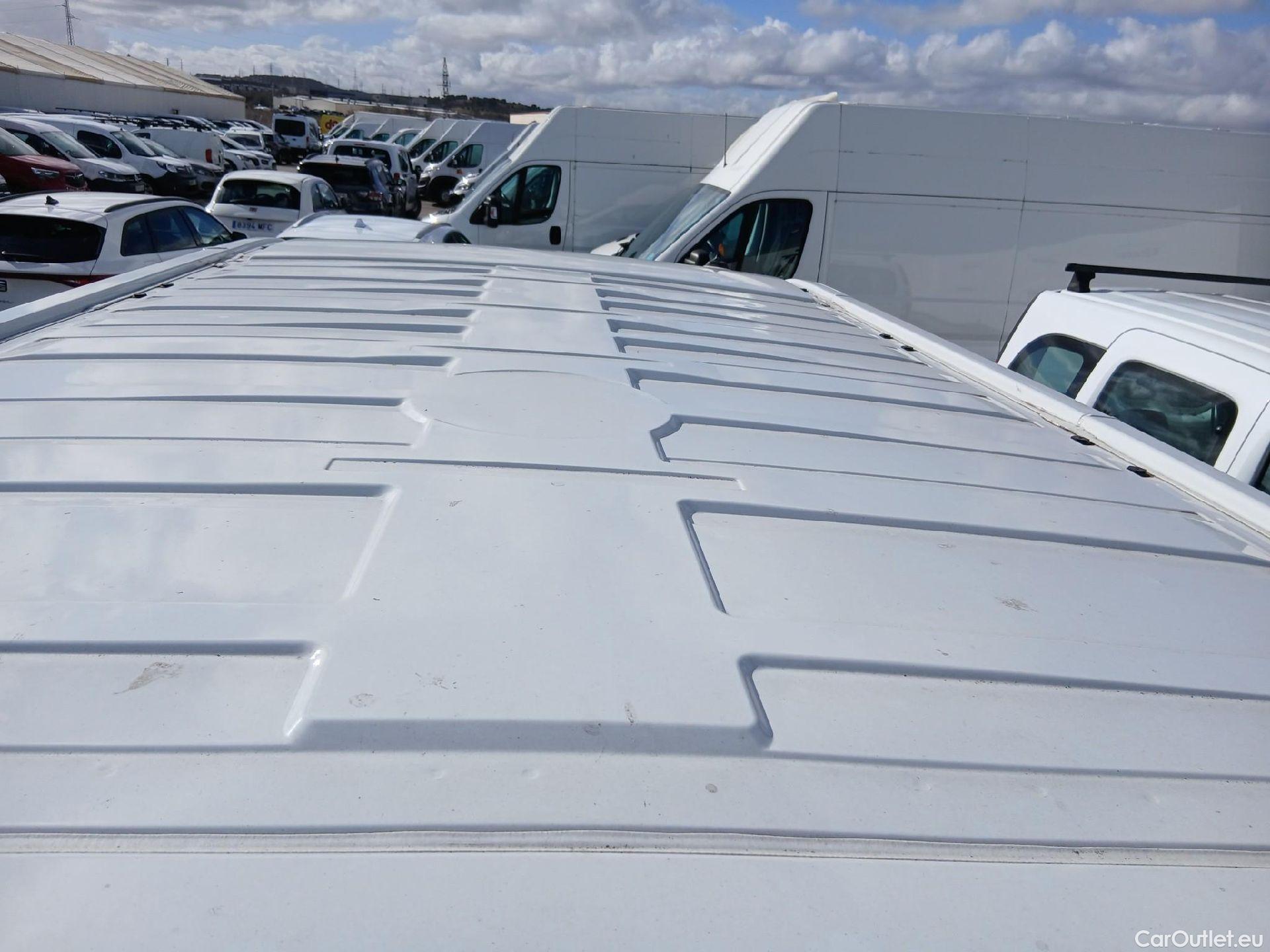  Renault  Trafic RENAULT  / 2021 / 4P / furgón Furgón L1H1 Blue dCi 96 Kw (130 CV) (AC2) #41