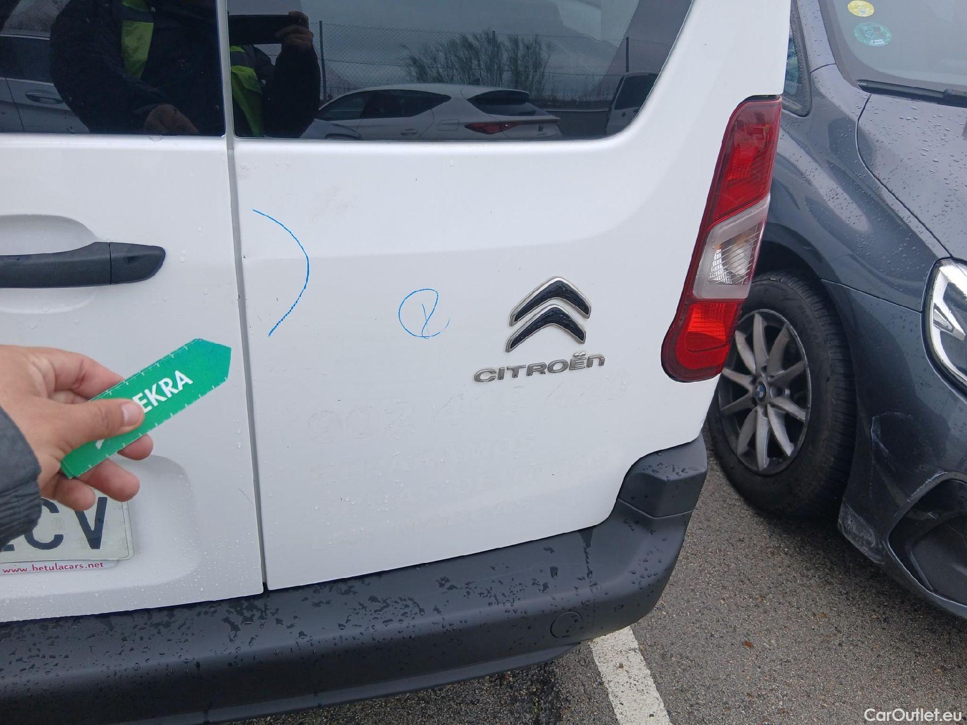  Citroen  Berlingo CITROEN  / 2018 / 4P / combi Talla M BlueHDi 100 LIVE (AC) #15