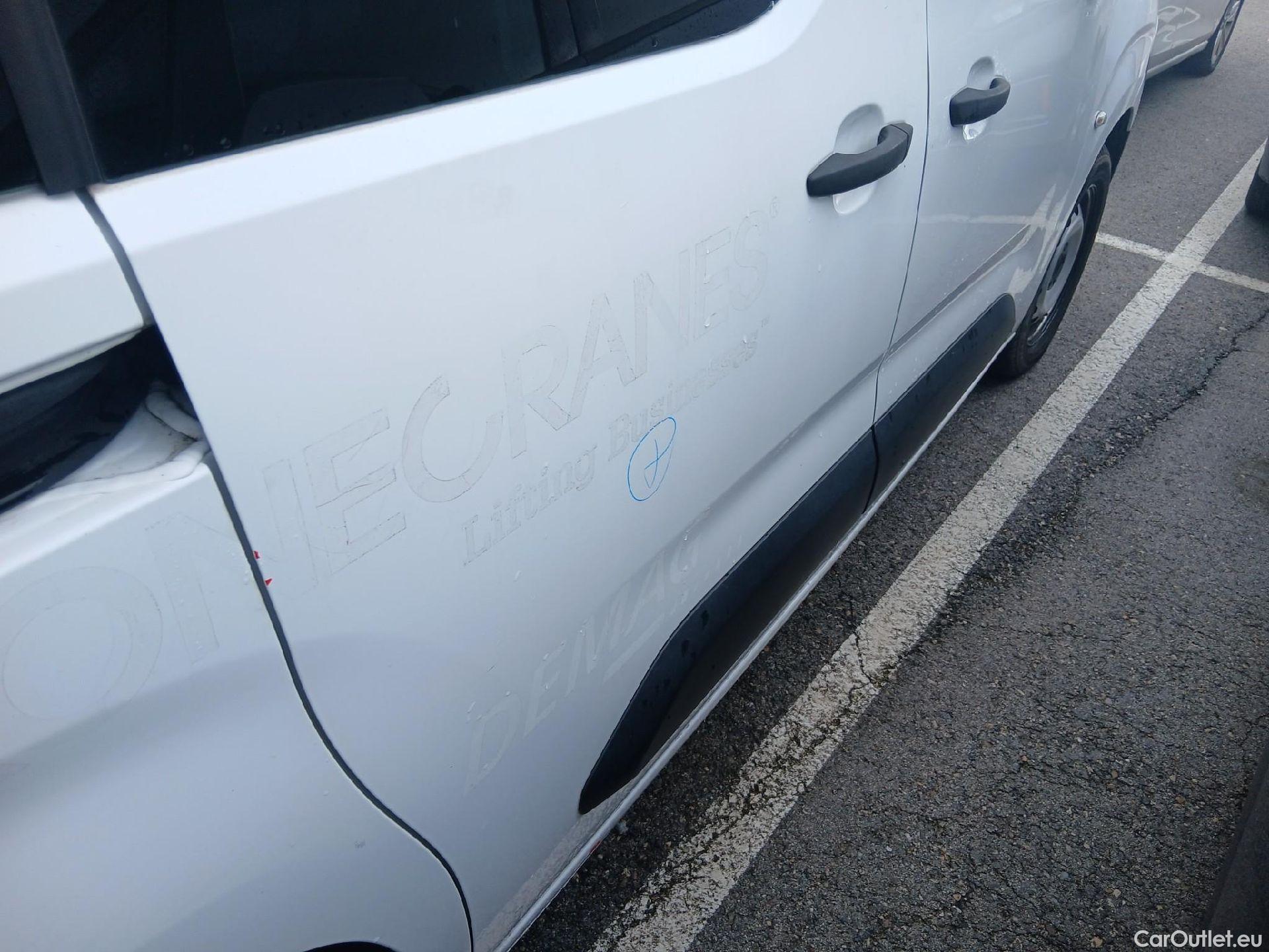  Citroen  Berlingo CITROEN  / 2018 / 4P / combi Talla M BlueHDi 100 LIVE (AC) #21