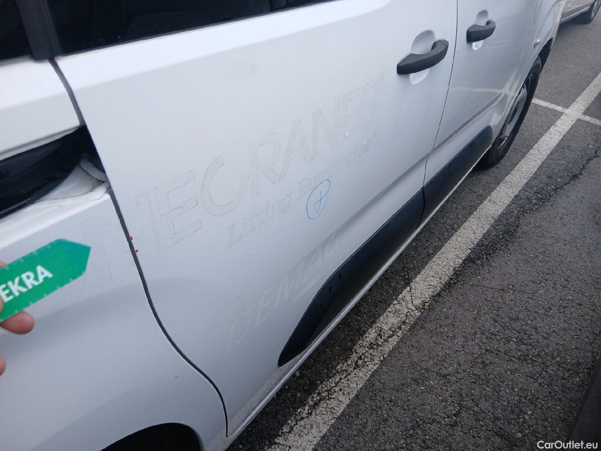  Citroen  Berlingo CITROEN  / 2018 / 4P / combi Talla M BlueHDi 100 LIVE (AC) #22