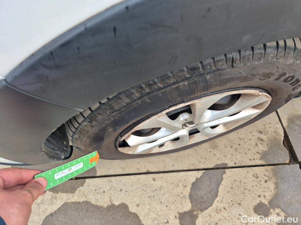  Citroen  C3 CITROEN  / 2016 / 5P / berlina con portón BlueHDi 73KW (100CV) S&S FEEL #28