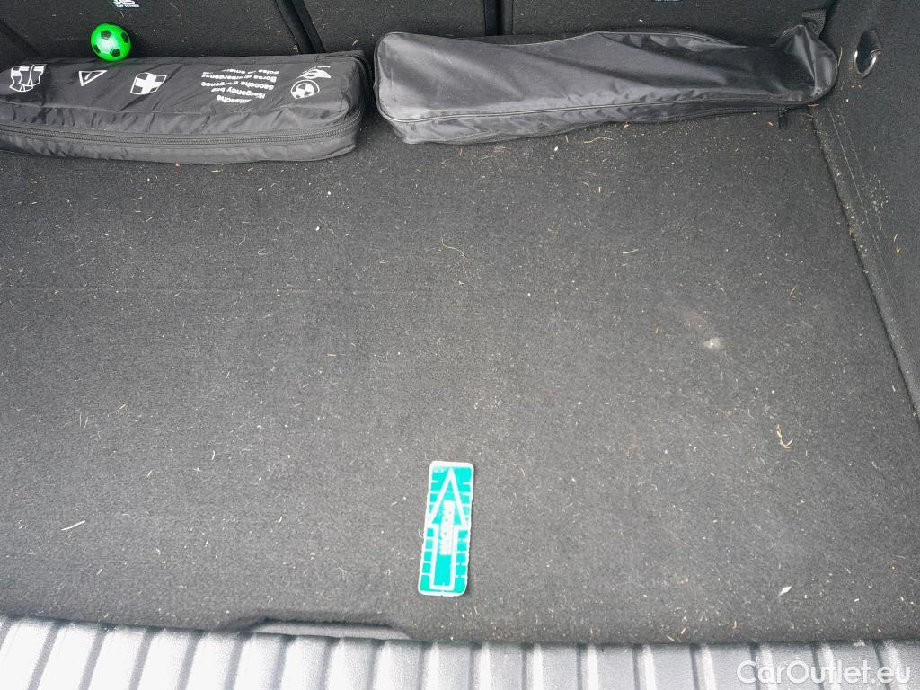  Bmw  Serie 1 BMW  / 2019 / 5P / berlina con portón 118i #12