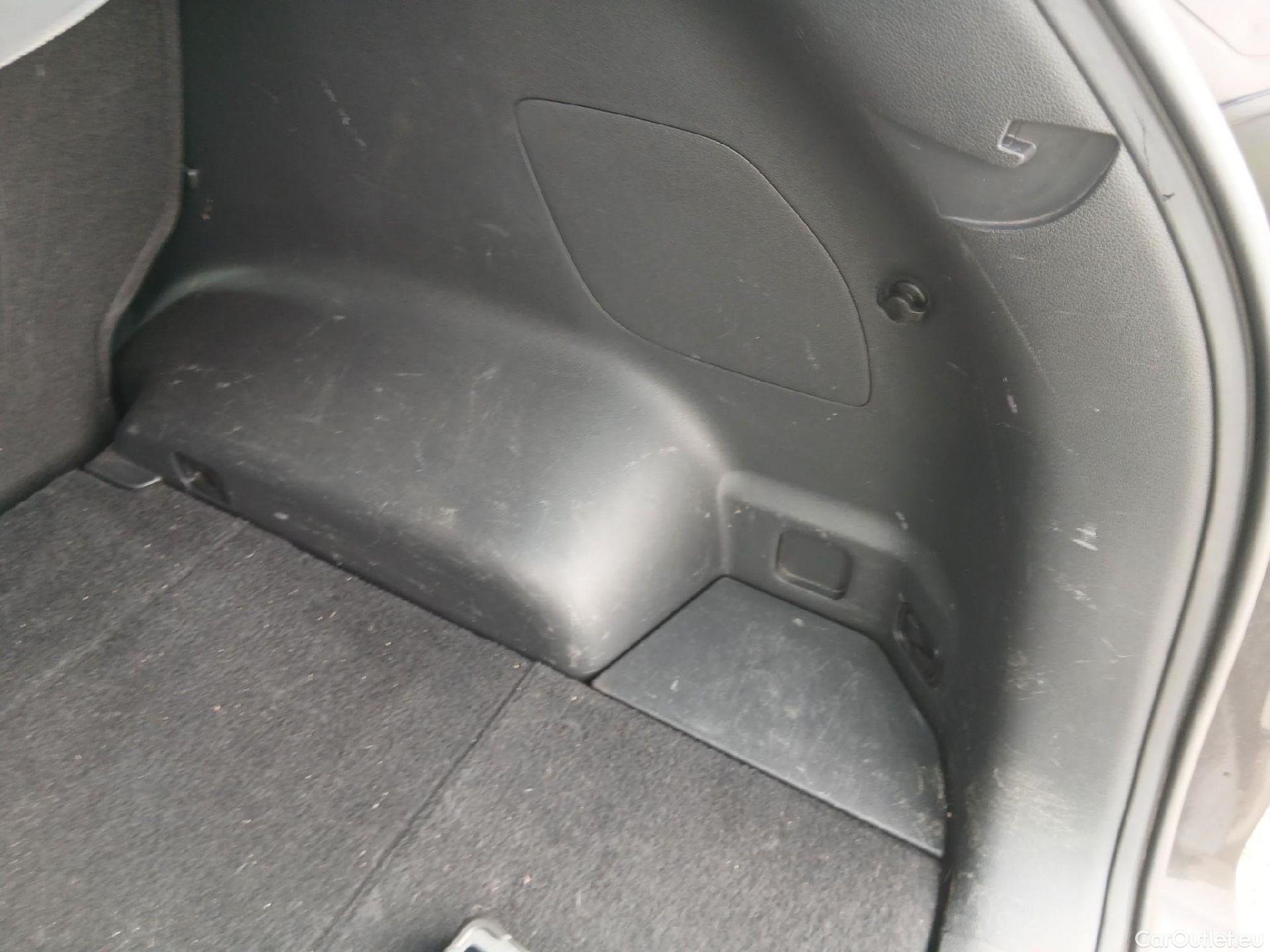  Hyundai  Tucson HYUNDAI  / 2018 / 5P / todoterreno 1.6 CRDI 85kW (116CV) 48V SLE 4X2(SP)(SL) #41