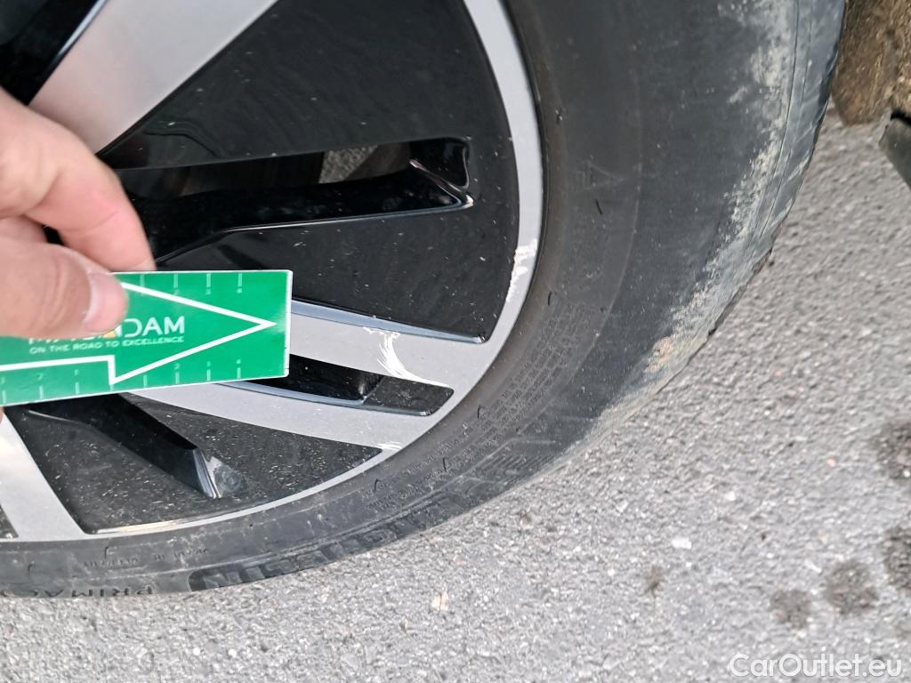  Mercedes  A-Klasse MERCEDES-BENZ Clase A / 2018 / 5P / berlina con portón A 250 e #2