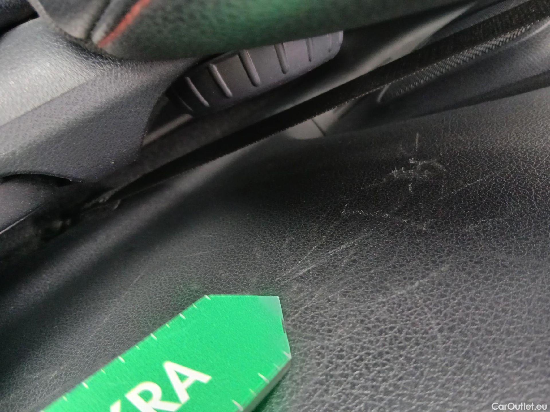  Mercedes  CLA-Klasse MERCEDES-BENZ CLA / 2019 / 4P / coupé CLA 200 #24