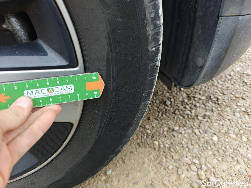  KIA  Niro KIA  / 2019 / 5P / crossover 1.6 GDi HEV 104kW (141CV) Drive #13