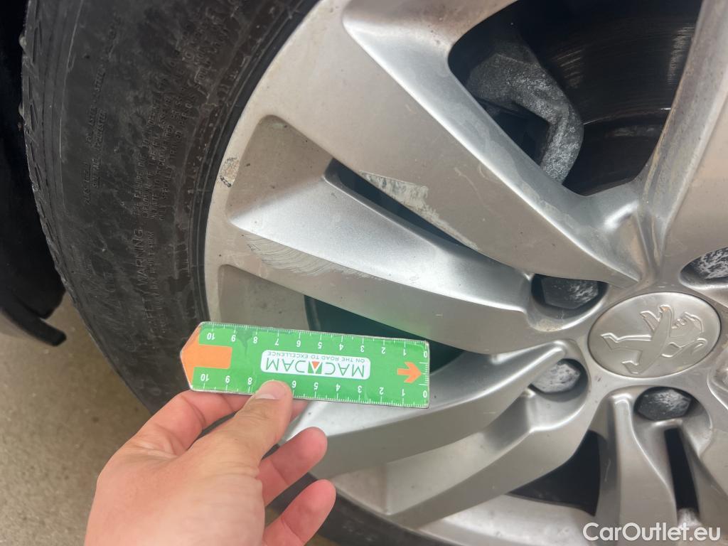  Peugeot  308 PEUGEOT  / 2017 / 5P / berlina con portón 5P Active Pack BlueHDi 100 S&S (AC) #17