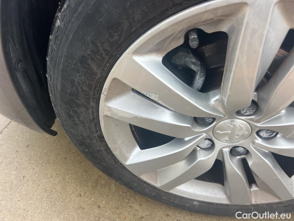  Peugeot  308 PEUGEOT  / 2017 / 5P / berlina con portón 5P Active Pack BlueHDi 100 S&S (AC) #16