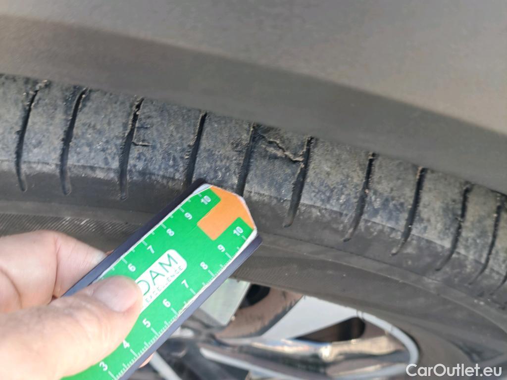  Peugeot  2008 PEUGEOT  / 2019 / 5P / todoterreno Allure BlueHDI 81kW (110CV) #9