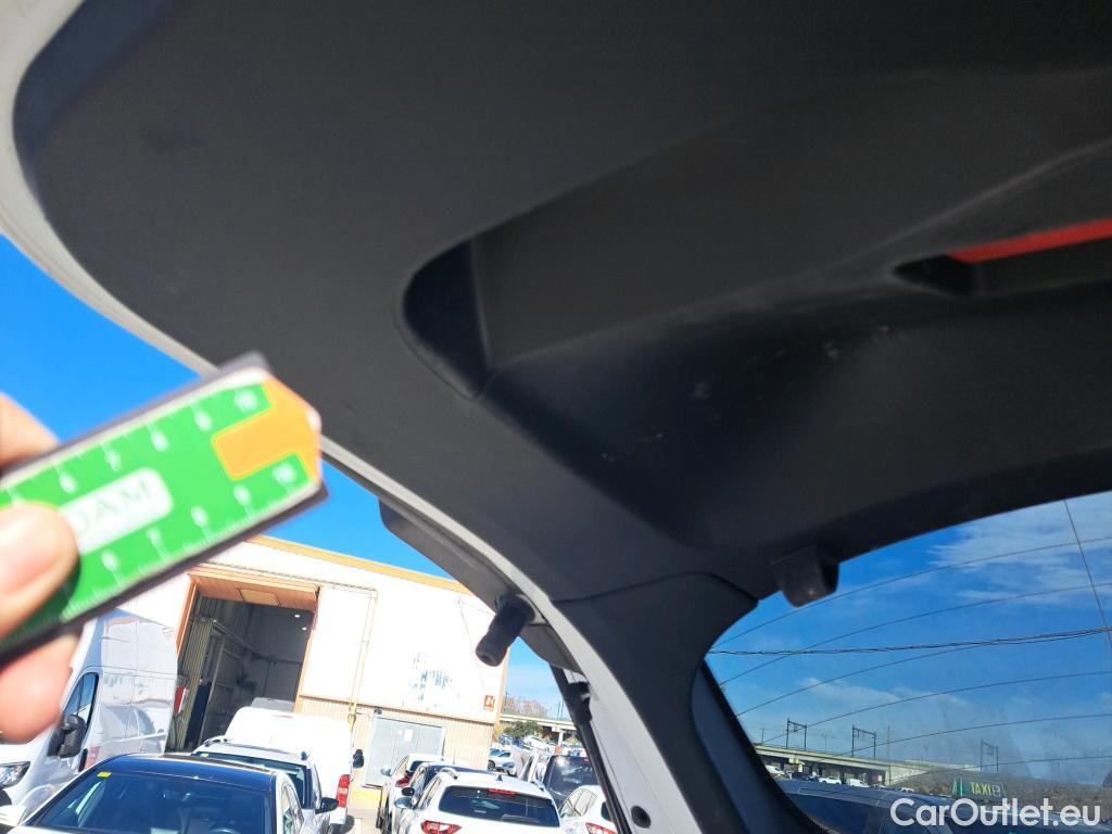  Peugeot  2008 PEUGEOT  / 2019 / 5P / todoterreno Allure BlueHDI 81kW (110CV) #19