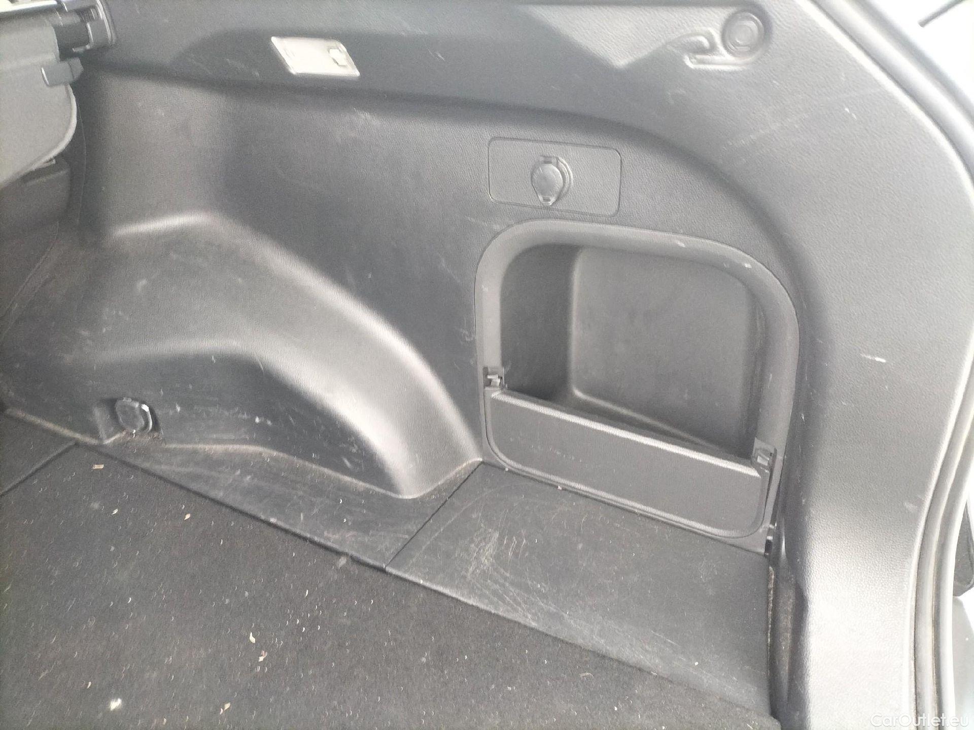  Toyota  RAV4 TOYOTA  / 2018 / 5P / todoterreno 2.5l 220H Advance 4WD #46