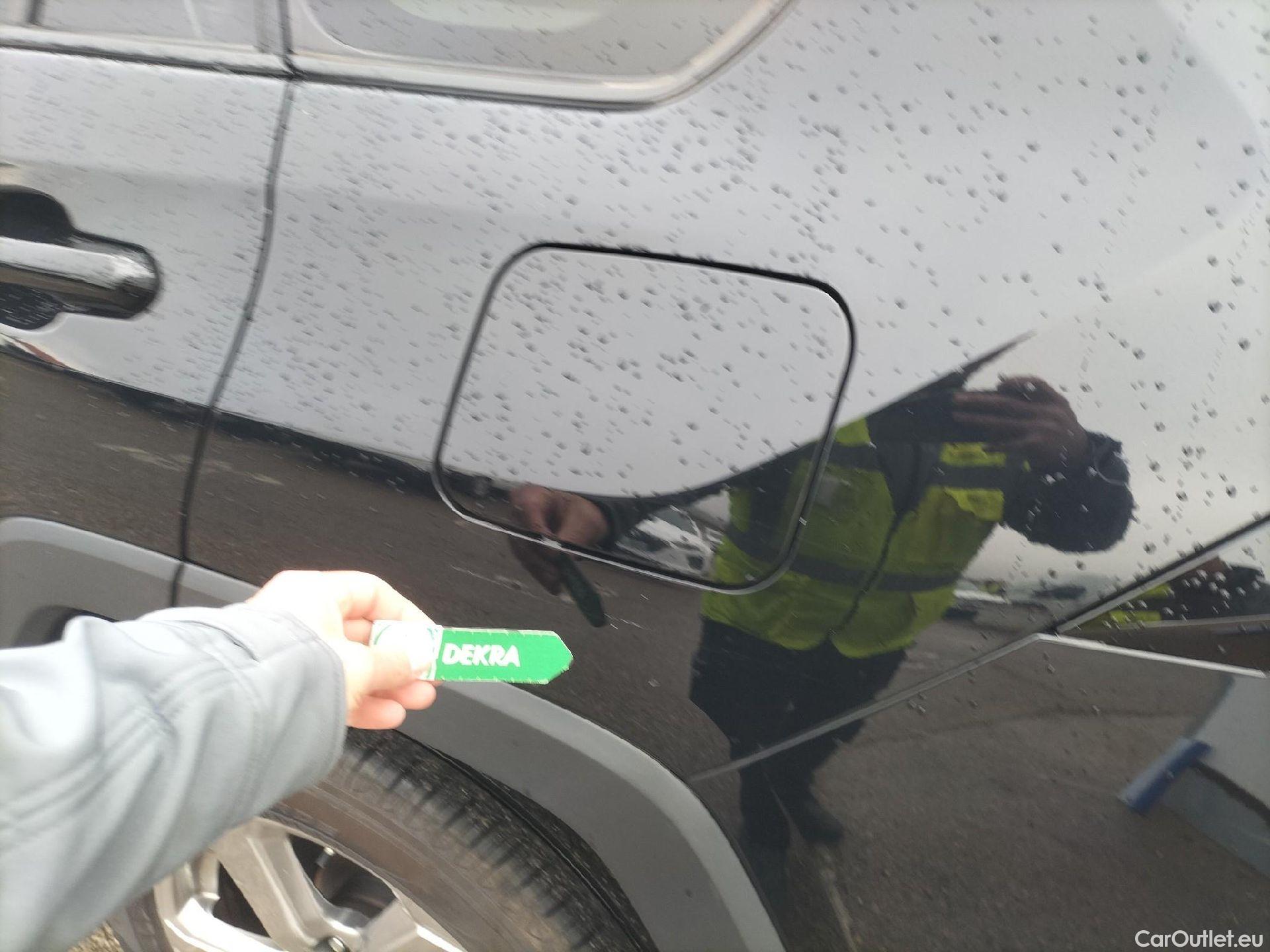  Toyota  RAV4 TOYOTA  / 2018 / 5P / todoterreno 2.5l 220H Advance 4WD #36