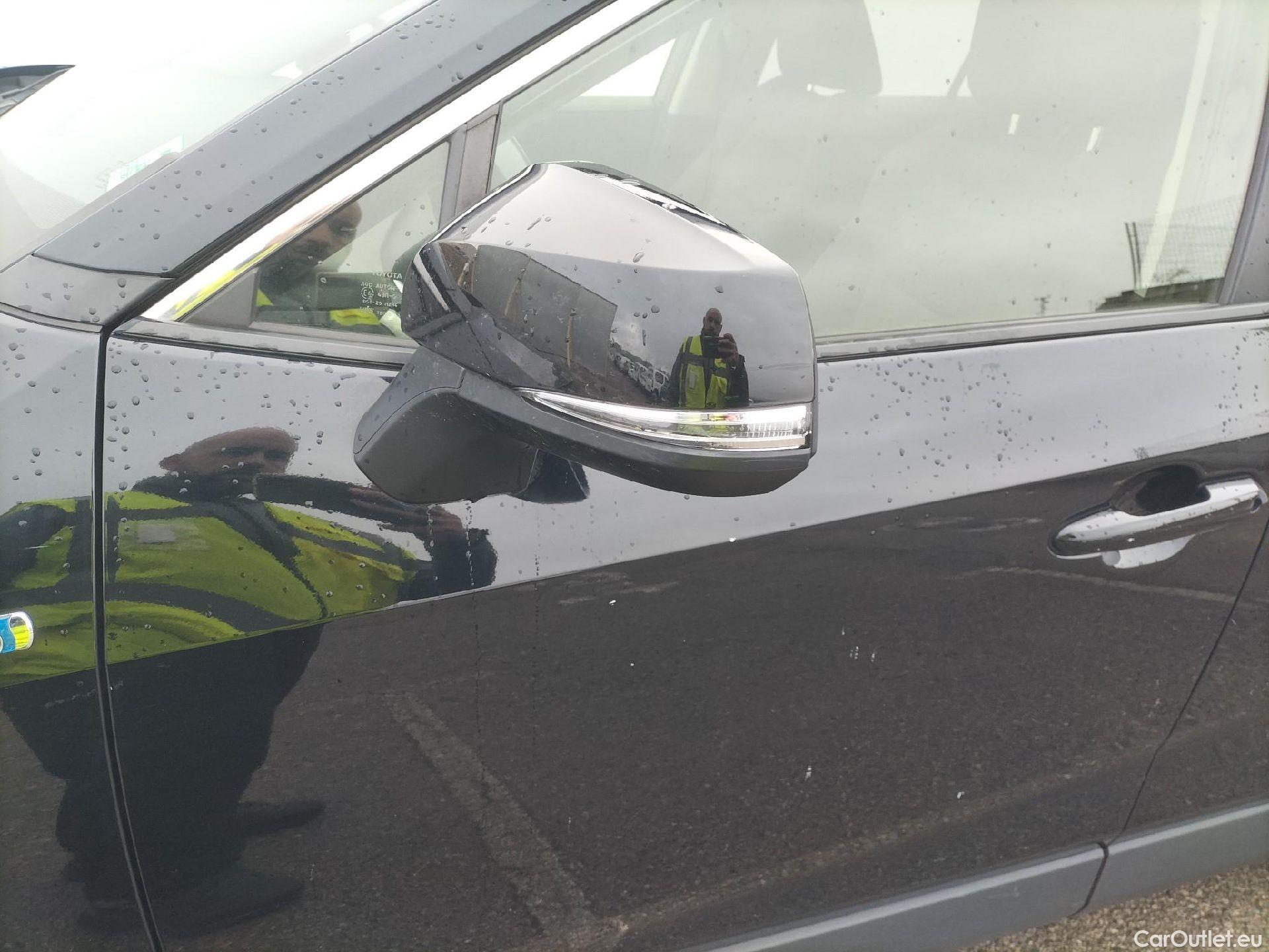  Toyota  RAV4 TOYOTA  / 2018 / 5P / todoterreno 2.5l 220H Advance 4WD #18