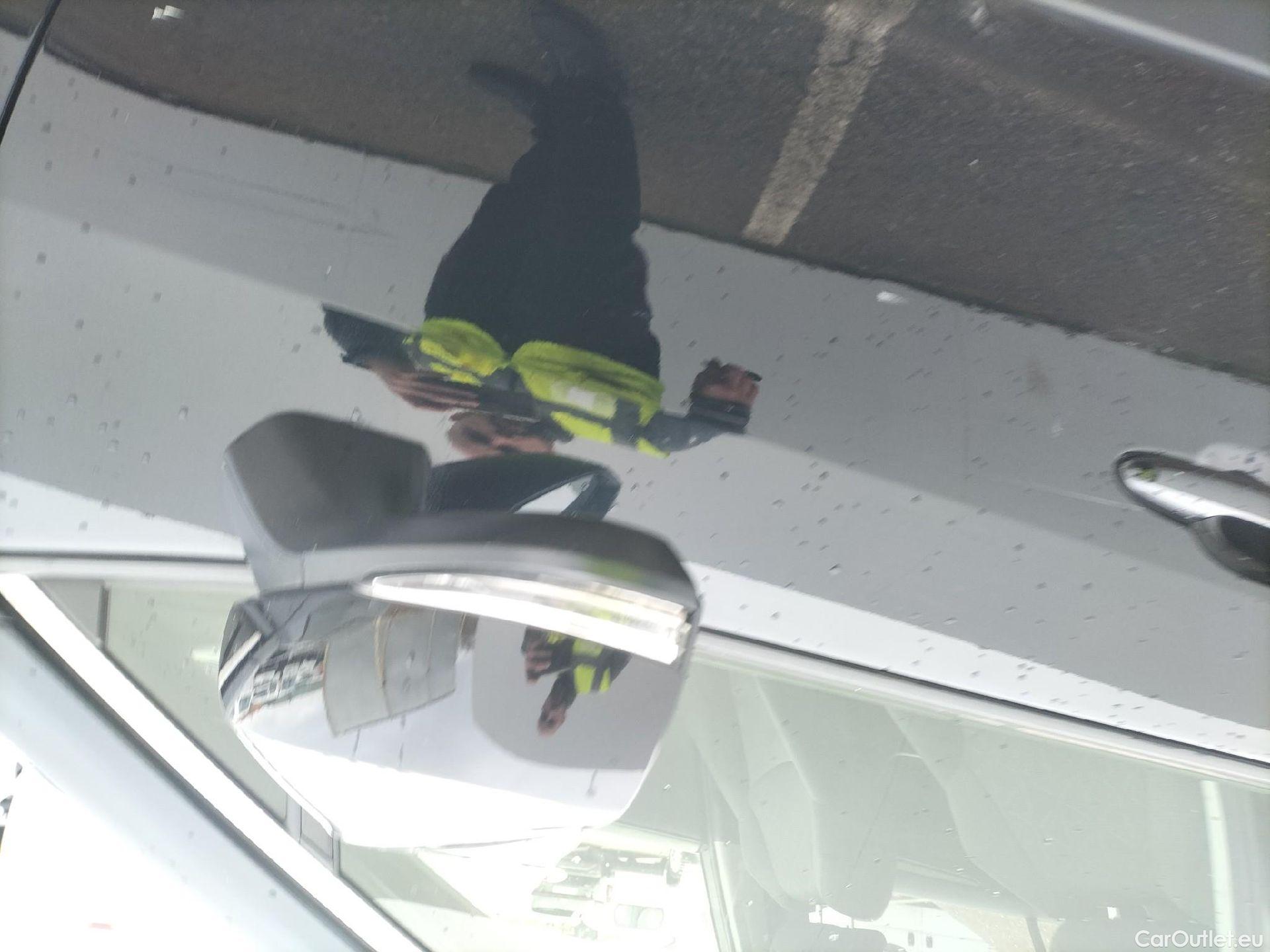  Toyota  RAV4 TOYOTA  / 2018 / 5P / todoterreno 2.5l 220H Advance 4WD #64