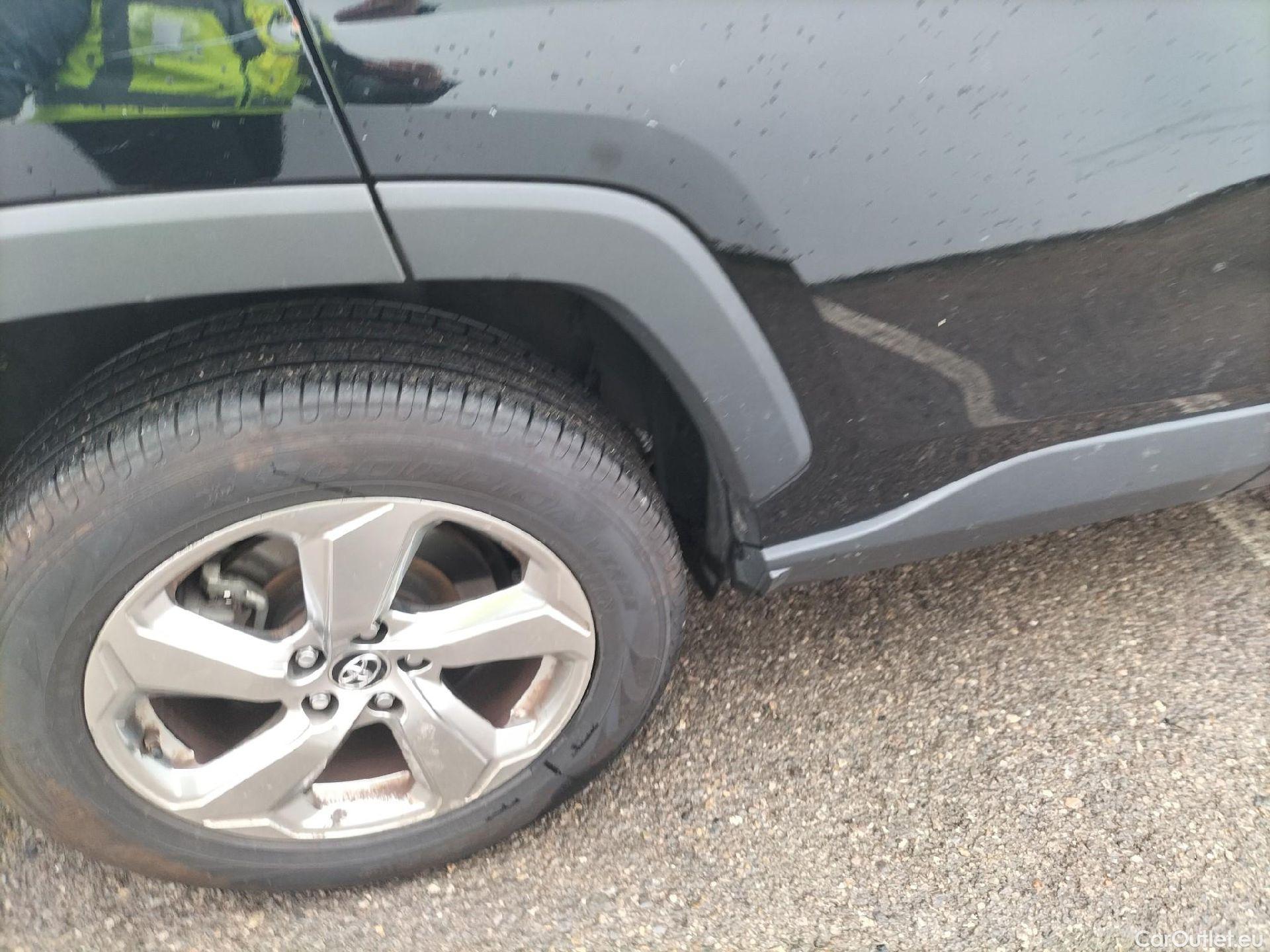  Toyota  RAV4 TOYOTA  / 2018 / 5P / todoterreno 2.5l 220H Advance 4WD #55