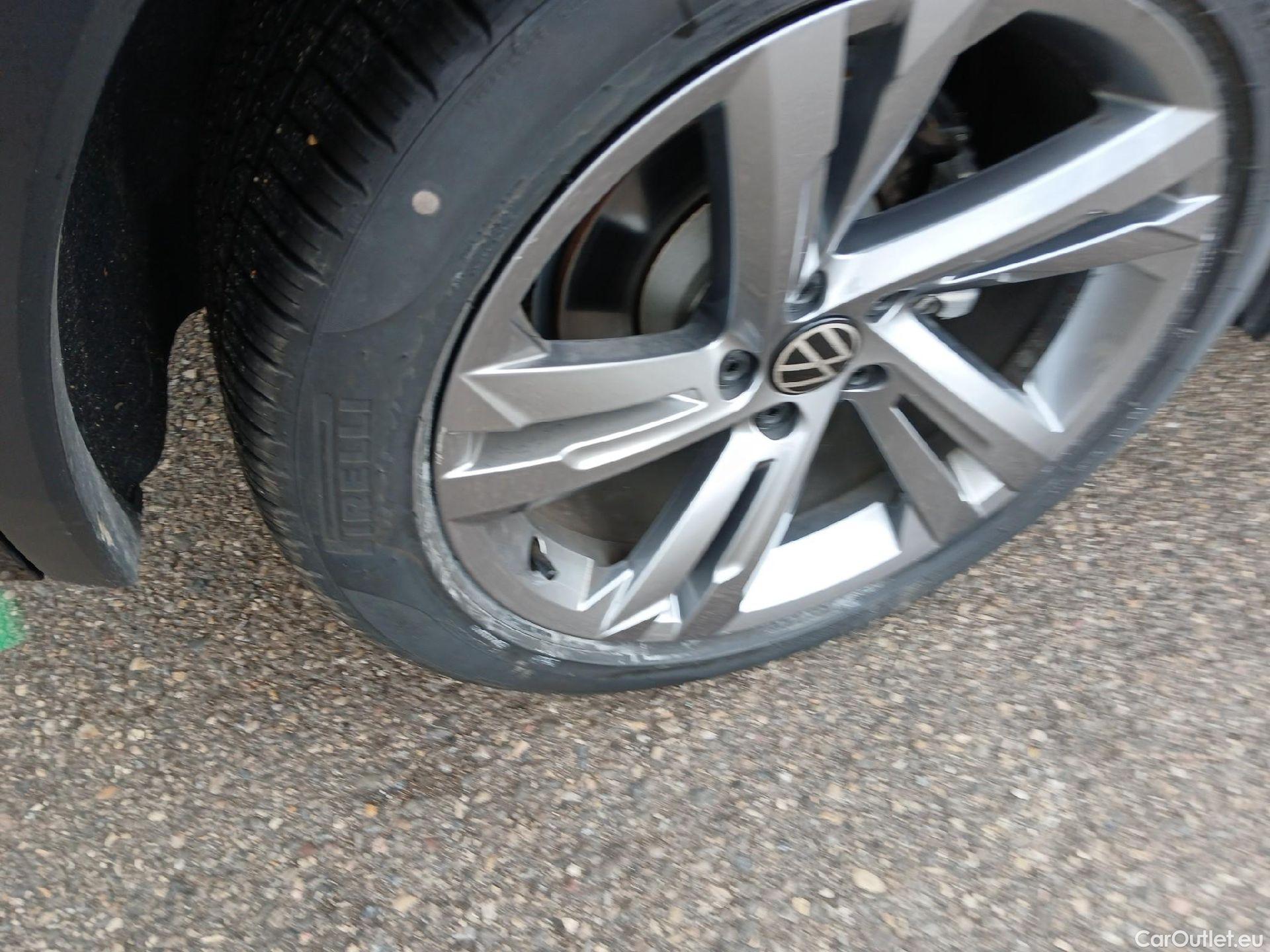  Volkswagen  Tiguan VOLKSWAGEN  / 2020 / 5P / todoterreno R-Line 2.0 TDI 110kW (150CV) DSG #21