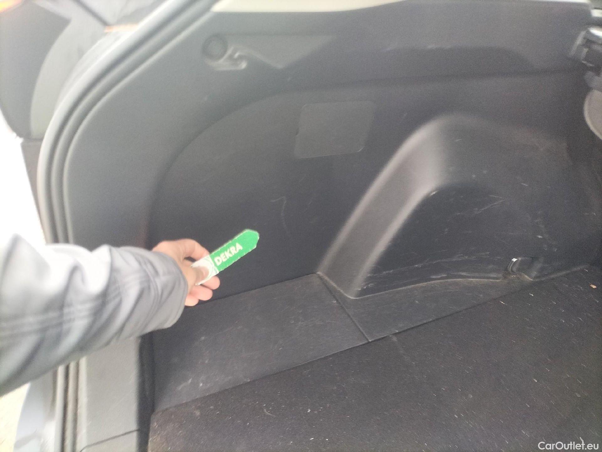  Toyota  RAV4 TOYOTA  / 2018 / 5P / todoterreno 2.5l 220H Advance 4WD #43