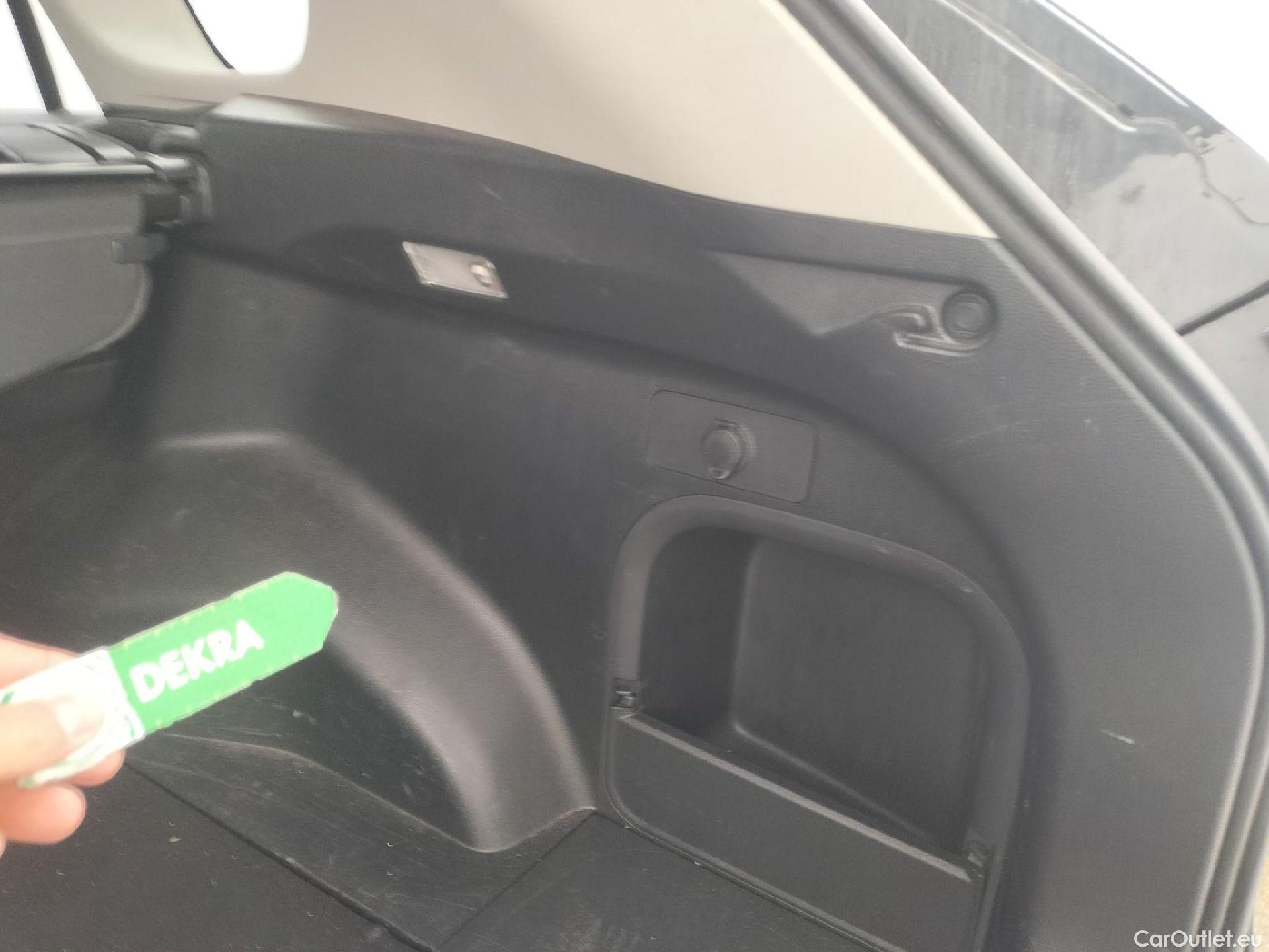  Toyota  RAV4 TOYOTA  / 2018 / 5P / todoterreno 2.5l 220H Advance 4WD #47