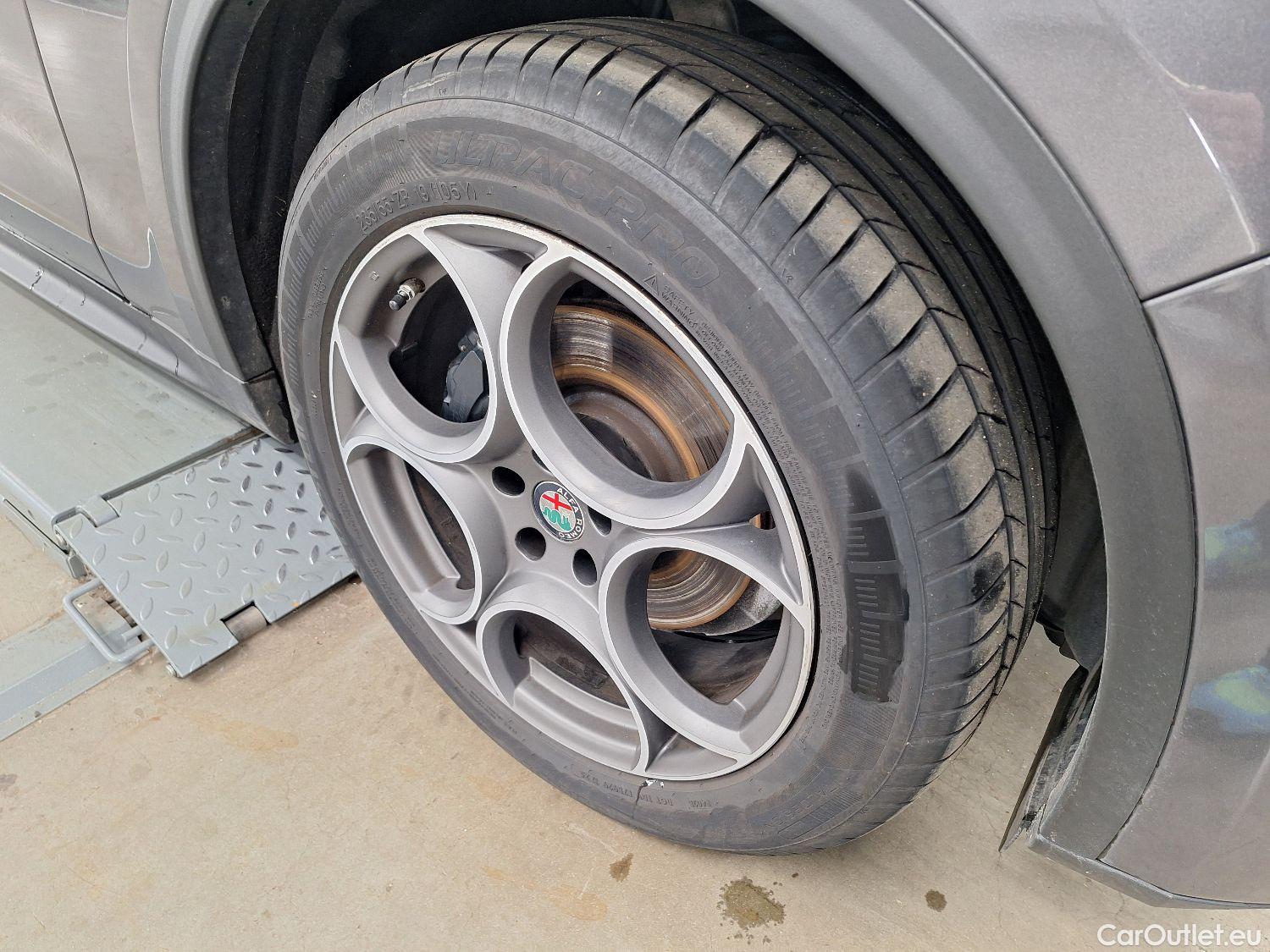  Alfa Romeo   STELVIO Alfa Romeo, '17, Alfa Romeo 2.0 200 Sprint AWD 5d #40