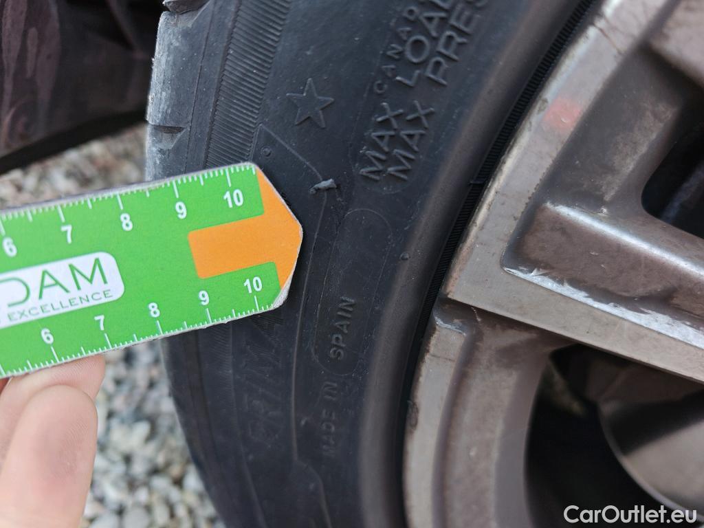  Bmw  Serie 1 BMW  / 2019 / 5P / berlina con portón 118i #8