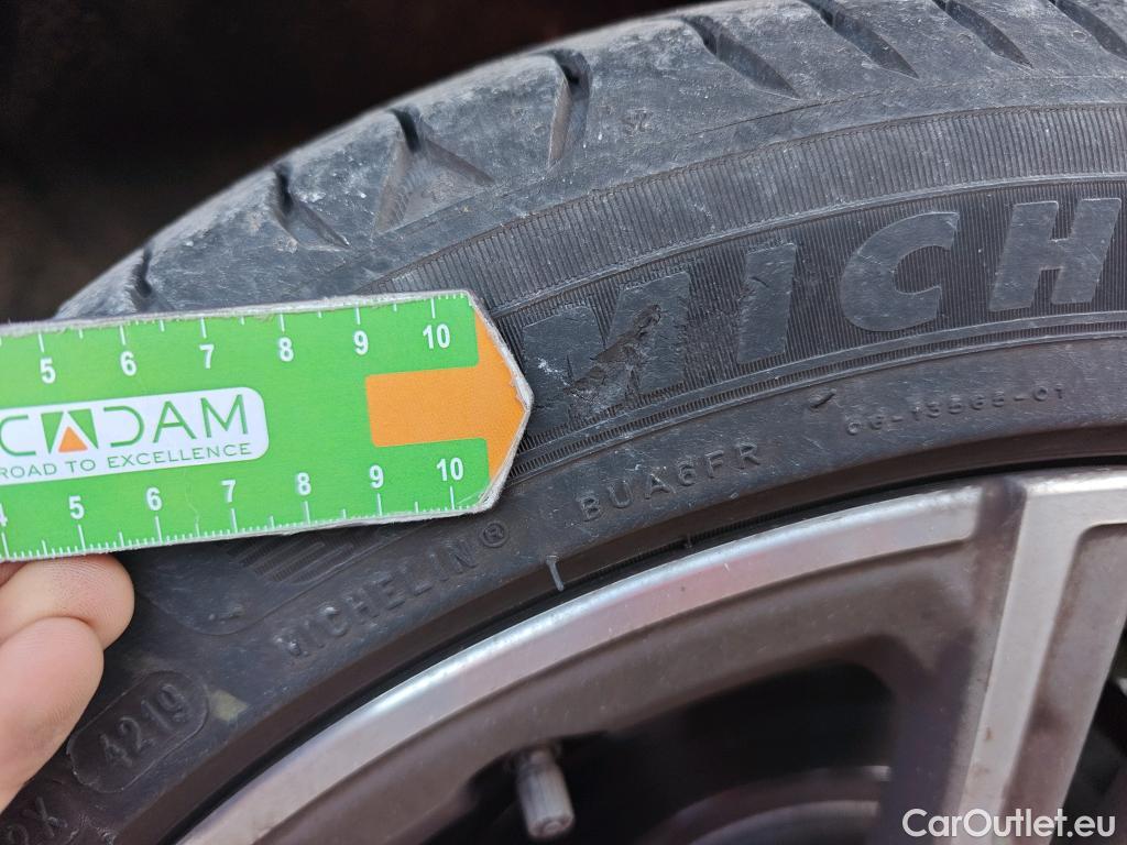  Bmw  Serie 1 BMW  / 2019 / 5P / berlina con portón 118i #11