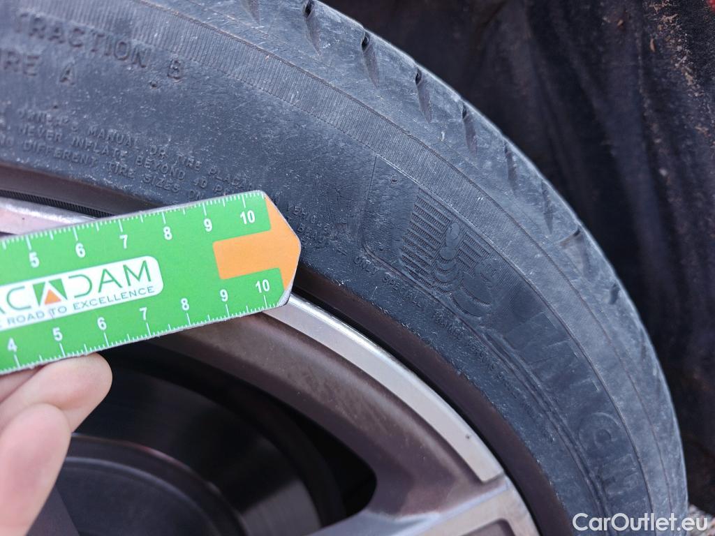  Bmw  Serie 1 BMW  / 2019 / 5P / berlina con portón 118i #13