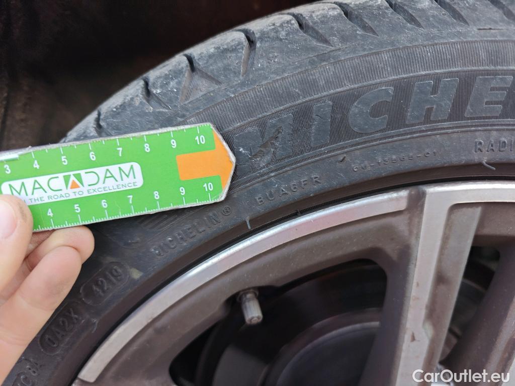  Bmw  Serie 1 BMW  / 2019 / 5P / berlina con portón 118i #10