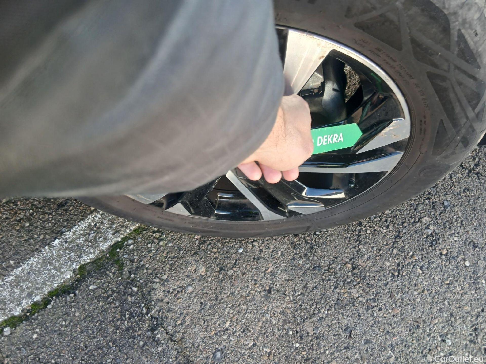  Peugeot  2008 PEUGEOT  / 2019 / 5P / todoterreno Allure BlueHDI 81kW (110CV) #45