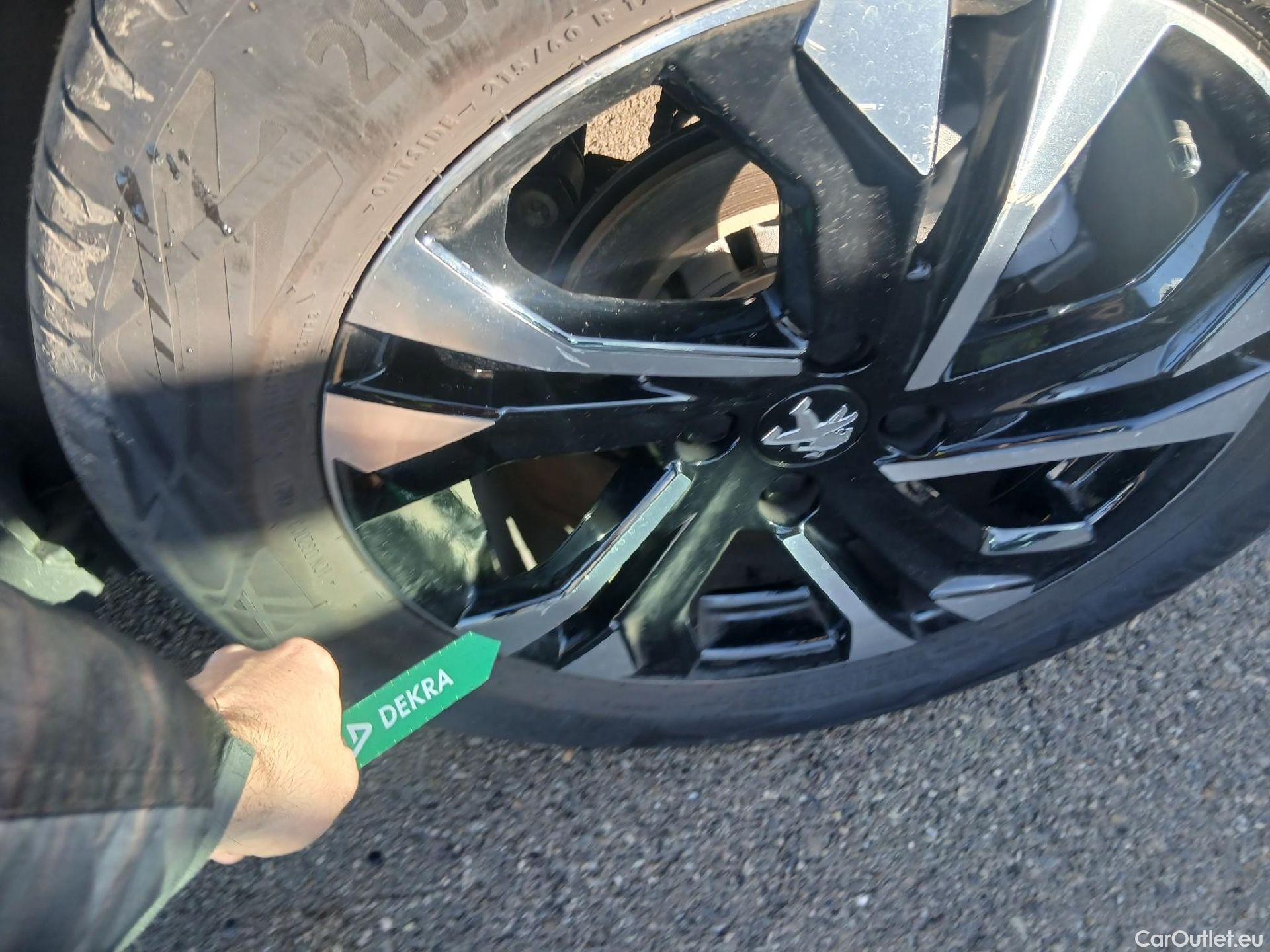  Peugeot  2008 PEUGEOT  / 2019 / 5P / todoterreno Allure BlueHDI 81kW (110CV) #22