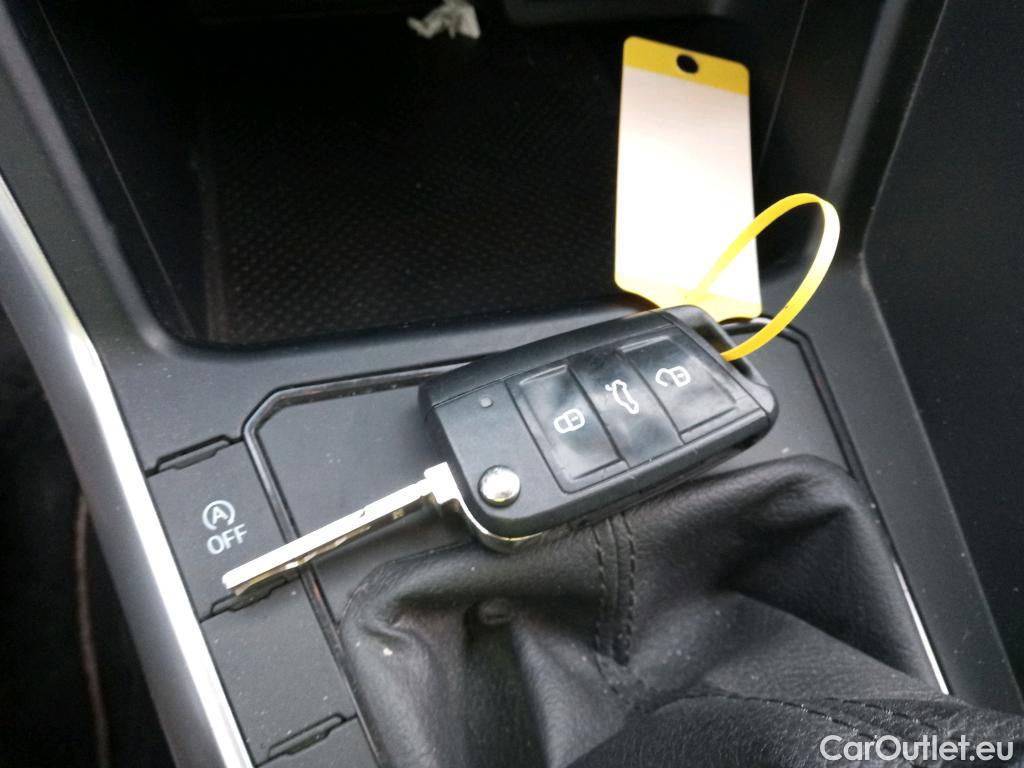  Volkswagen  Polo VOLKSWAGEN  / 2021 / 5P / berlina con portón Life 1.0 TSI 70kW (95CV) #1