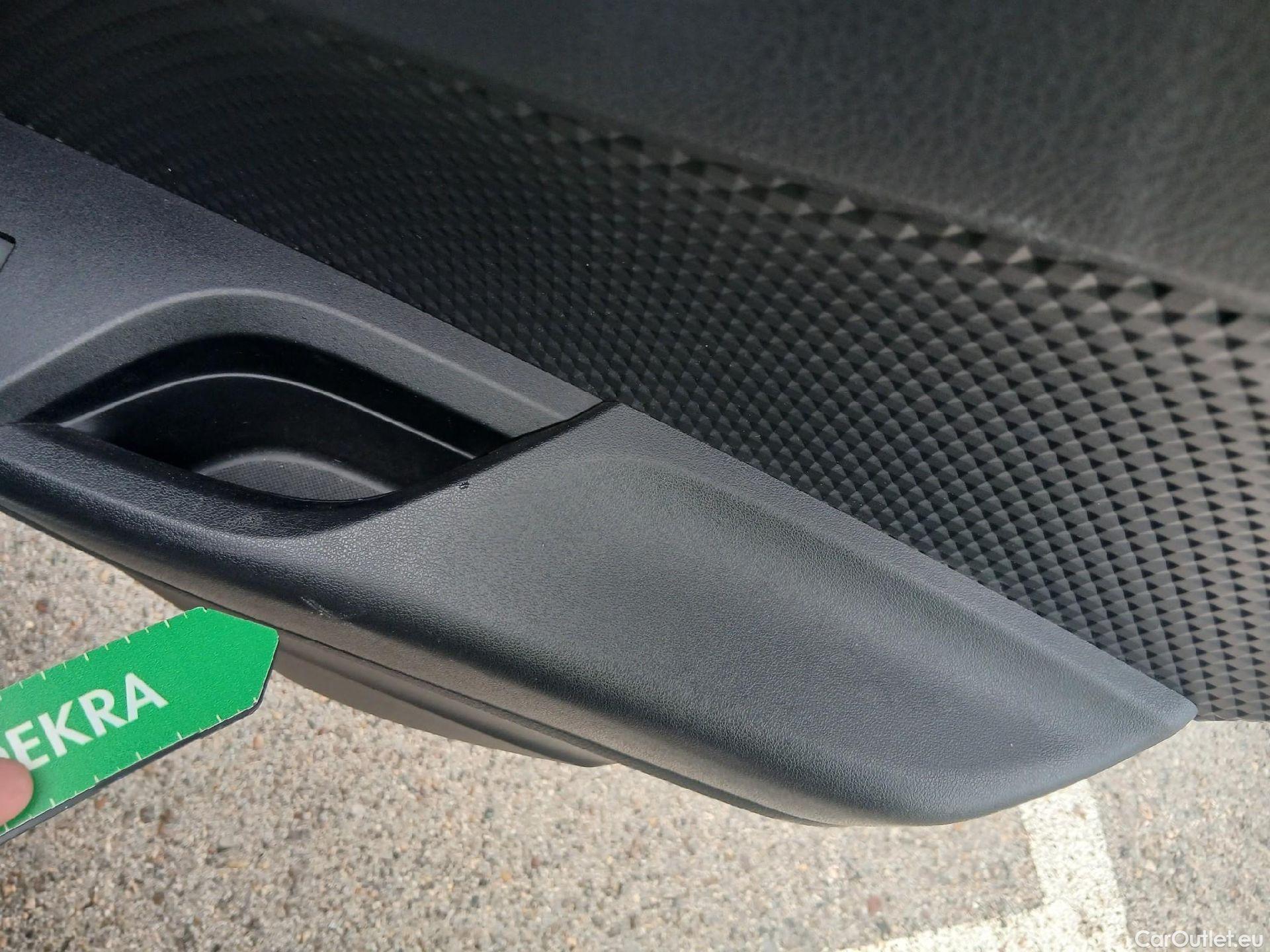  Toyota  C-HR TOYOTA  / 2016 / 5P / todoterreno 1.8 125H Advance (CX) #4