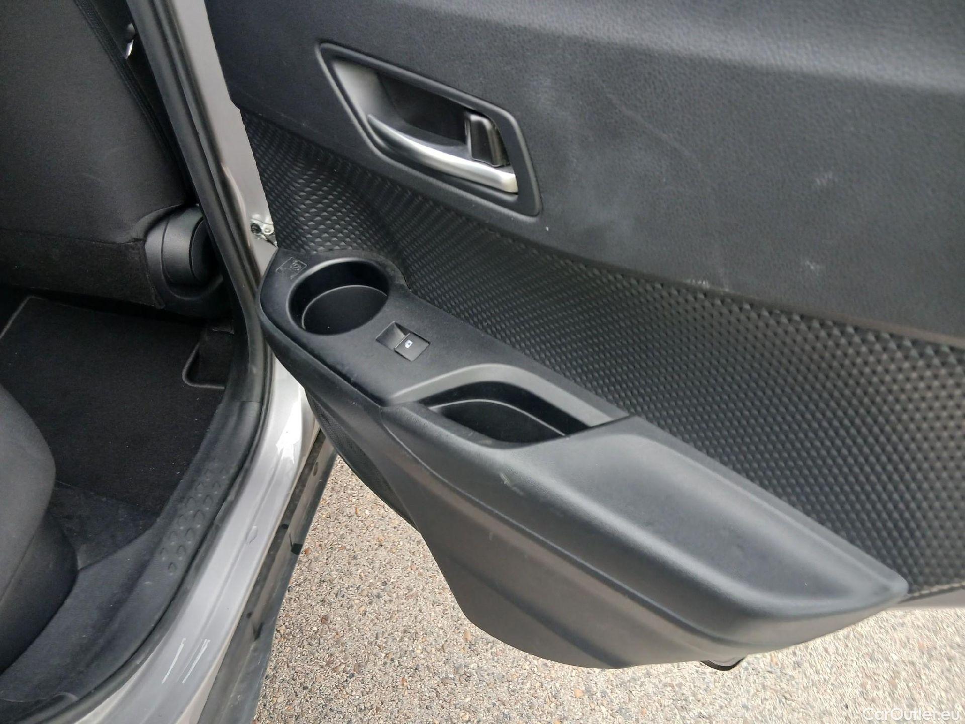  Toyota  C-HR TOYOTA  / 2016 / 5P / todoterreno 1.8 125H Advance (CX) #3