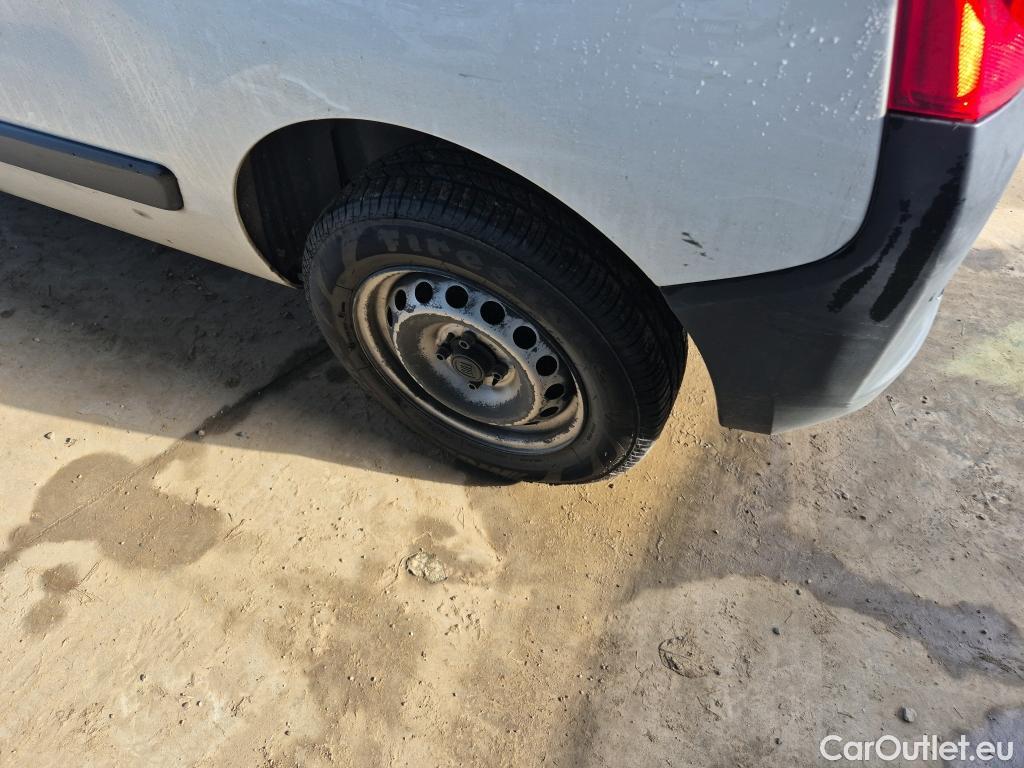  Fiat  Fiorino FIAT  / 2016 / 3P / furgón derivado de turismo Cargo Base 1.3 Mjet 59kW (80CV) E6 #30