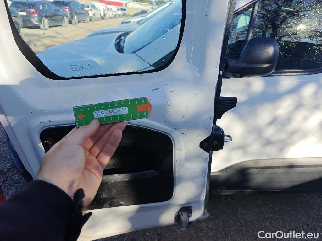  Citroen  Berlingo CITROEN  / 2018 / 5P / combi Talla M BlueHDi 100 S&S LIVE PACK (IND) #46